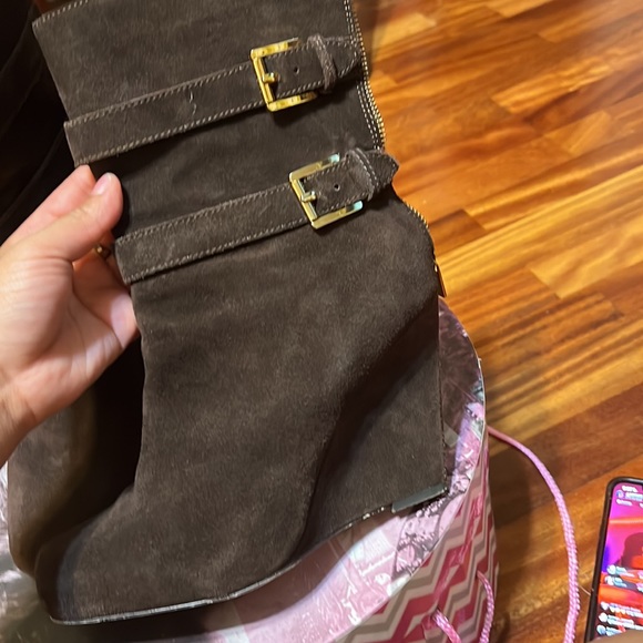 Michael Kors boots. Brown with gold buckles on side - Picture 2 of 4